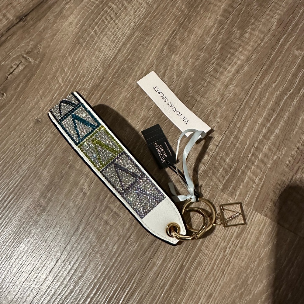 ๐ Victoria's Secret keychain - Picture 6 of 8